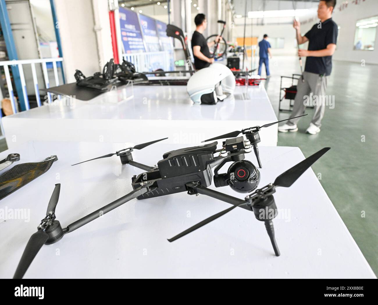 Jilin. 2 agosto 2024. Questa foto scattata il 2 agosto 2024 mostra un drone realizzato con materiali in fibra di carbonio in Jilin Guoxing Composite Materials Co., Ltd. Di Jilin Chemical Fiber Group a Jilin City, nella provincia di Jilin nella Cina nord-orientale. PER ANDARE CON "China Focus: Modern Moves Redefine ne China's Industrial Strength" credito: Li He/Xinhua/Alamy Live News Foto Stock