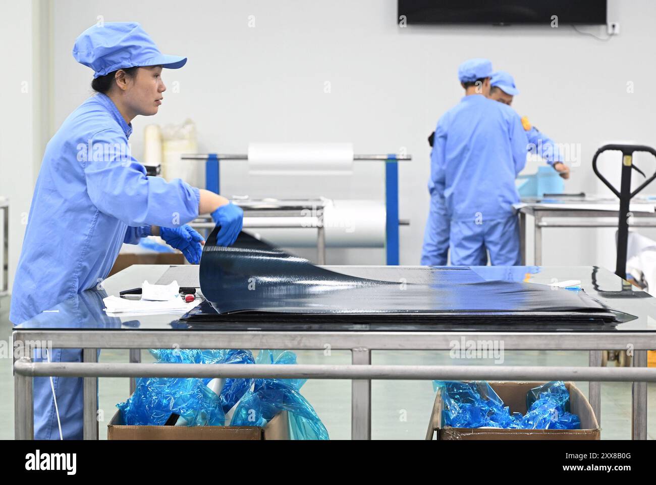 Jilin, la provincia cinese di Jilin. 2 agosto 2024. I lavoratori producono materiali compositi in Jilin Guoxing Composite Materials Co., Ltd. Di Jilin Chemical Fiber Group a Jilin City, provincia di Jilin nella Cina nord-orientale, 2 agosto 2024. PER ANDARE CON "China Focus: Modern Moves Redefine ne China's Industrial Strength" credito: Li He/Xinhua/Alamy Live News Foto Stock