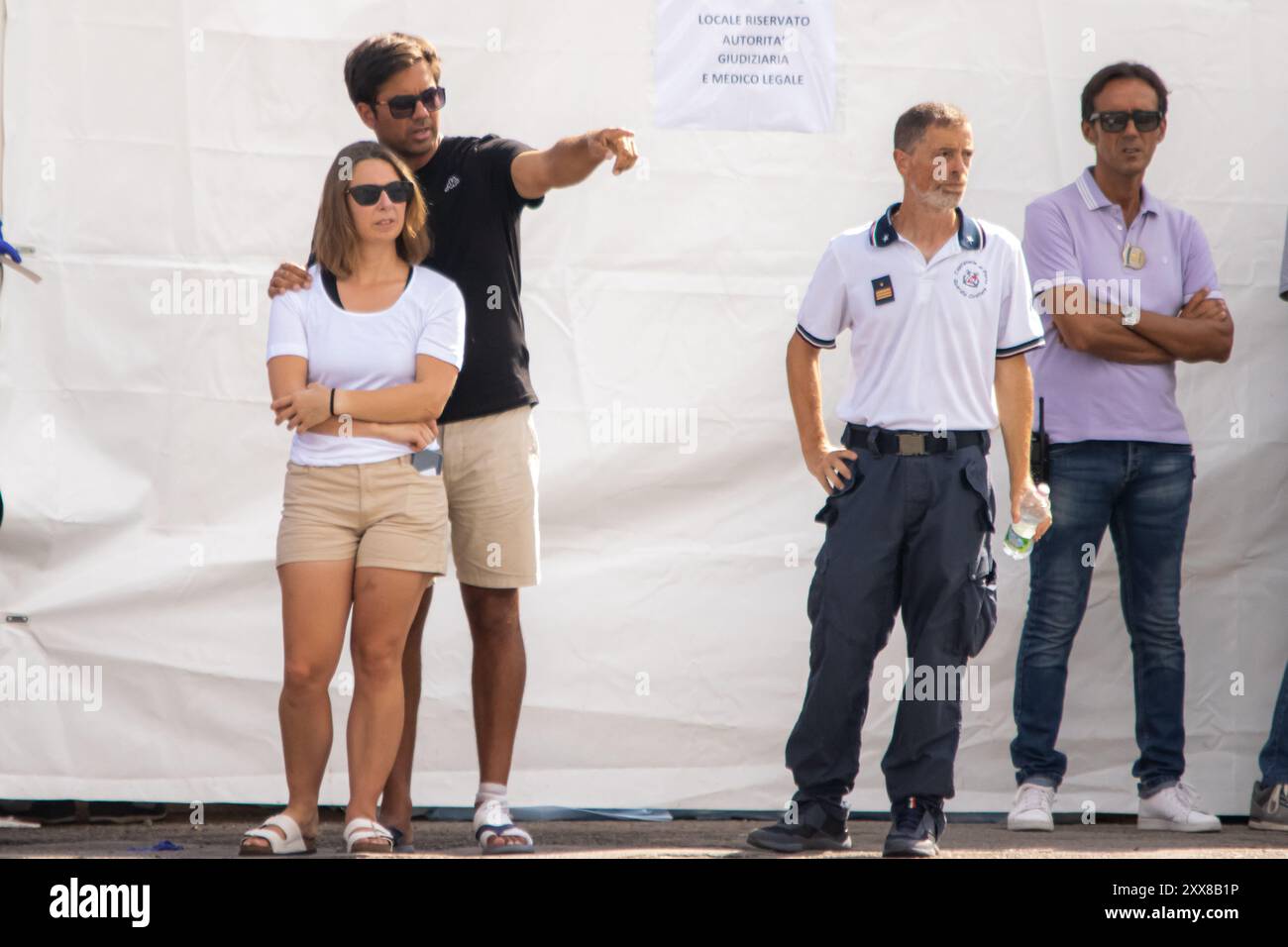 Palermo, Italia. 22 agosto 2024. Un familiare di Mike Lynch a Porticello (Palermo) durante le operazioni di recupero delle vittime della tragedia bayesiana. (Foto di Antonio Melita/Pacific Press) credito: Pacific Press Media Production Corp./Alamy Live News Foto Stock