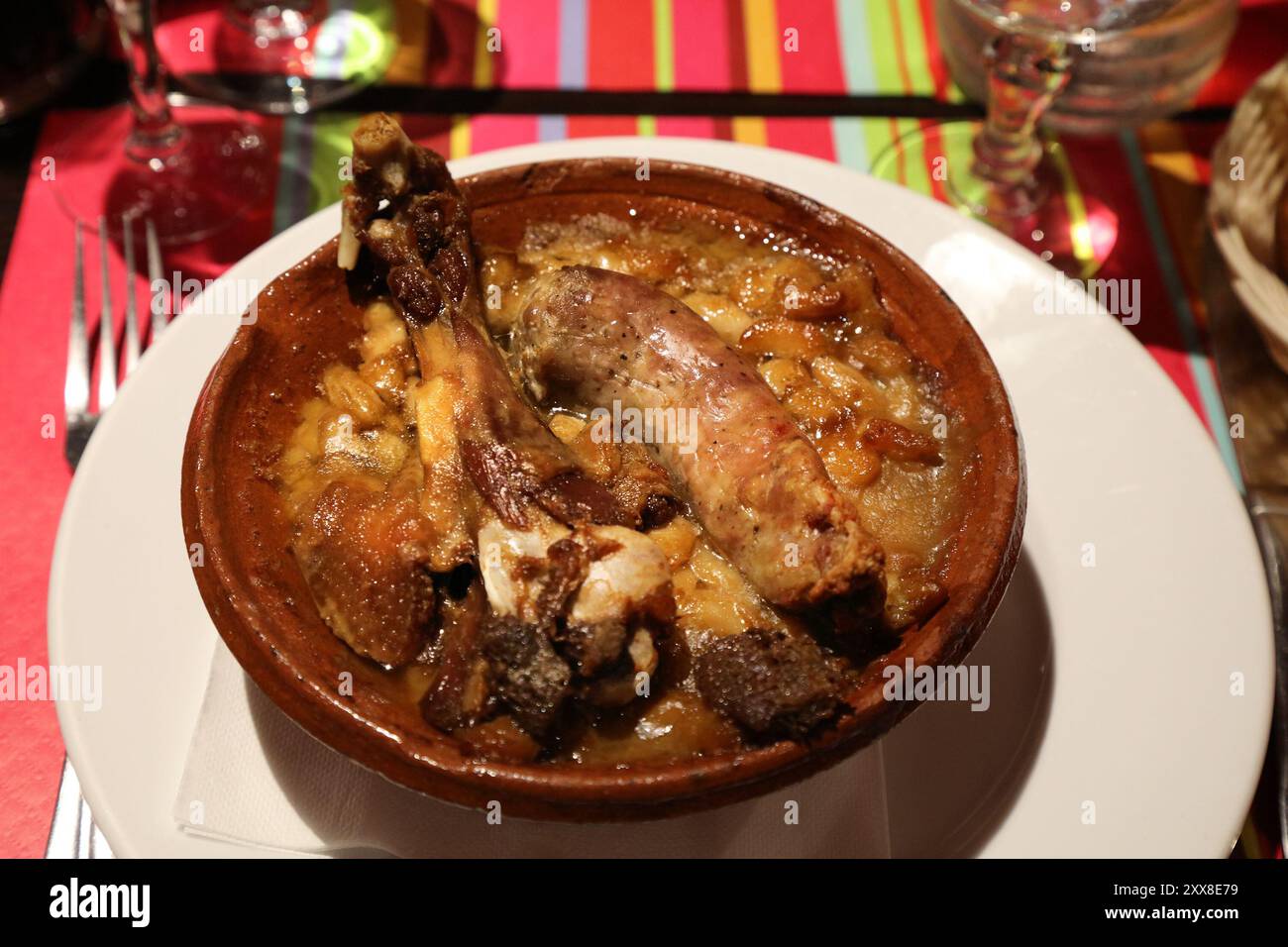 Stufato di cassoulet a cottura lenta tipico di Carcassonne, Francia. Zampa d'anatra e salsiccia in confit con fagioli. Foto Stock