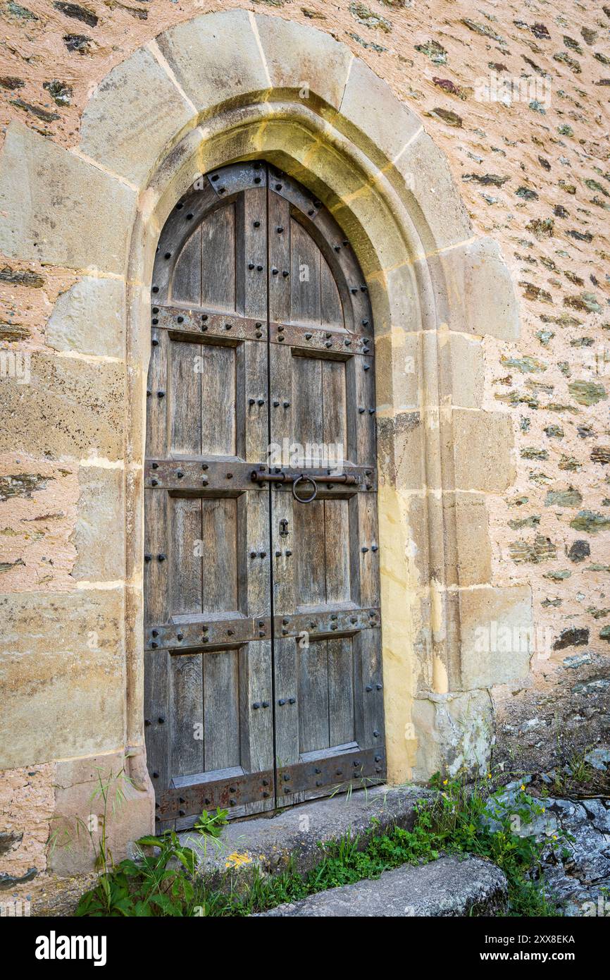 Francia, Aveyron, Conques, etichettato Plus Beaux Villages de France, portale in legno della cappella di Saint-Roch del XV secolo Foto Stock