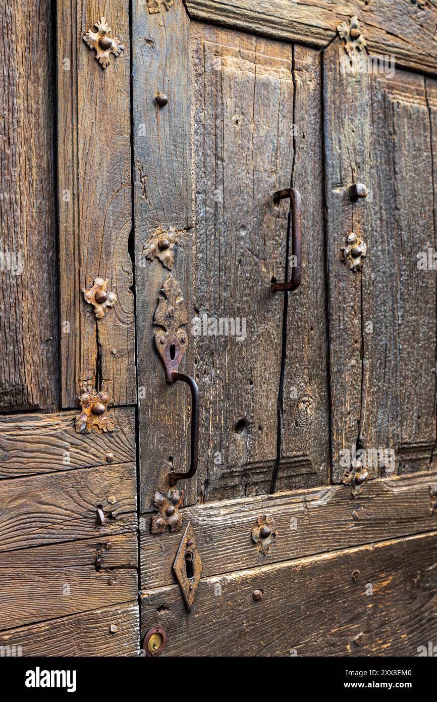 Francia, Aveyron, Conques, etichettato Plus Beaux Villages de France, dettaglio del portale in legno della Residenza Dadon Foto Stock