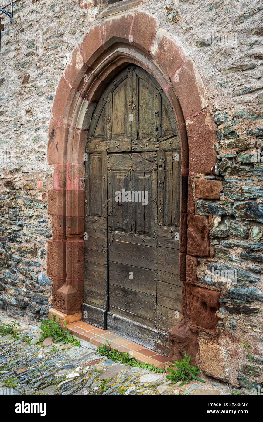 Francia, Aveyron, Conques, etichettato Plus Beaux Villages de France, monumentale portale in legno della Residenza Dadon Foto Stock