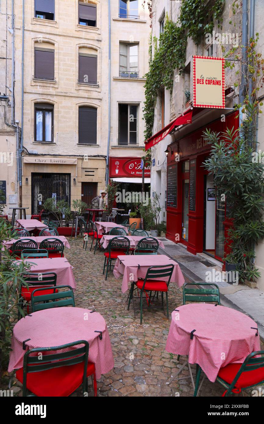 AVIGNONE, FRANCIA - 30 SETTEMBRE 2021: Ristorante francese nel centro di Avignone, Francia. Il centro storico di Avignone è un sito patrimonio dell'umanità dell'UNESCO. Foto Stock