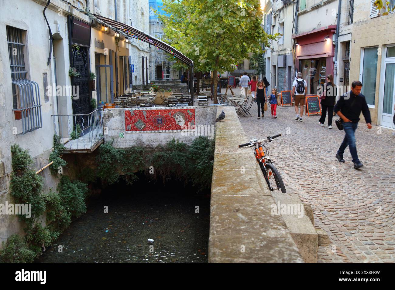 AVIGNONE, FRANCIA - 30 SETTEMBRE 2021: La gente cammina lungo la famosa strada storica Rue des Teinturiers ad Avignone, Francia. Il centro storico di Avignone è un Foto Stock