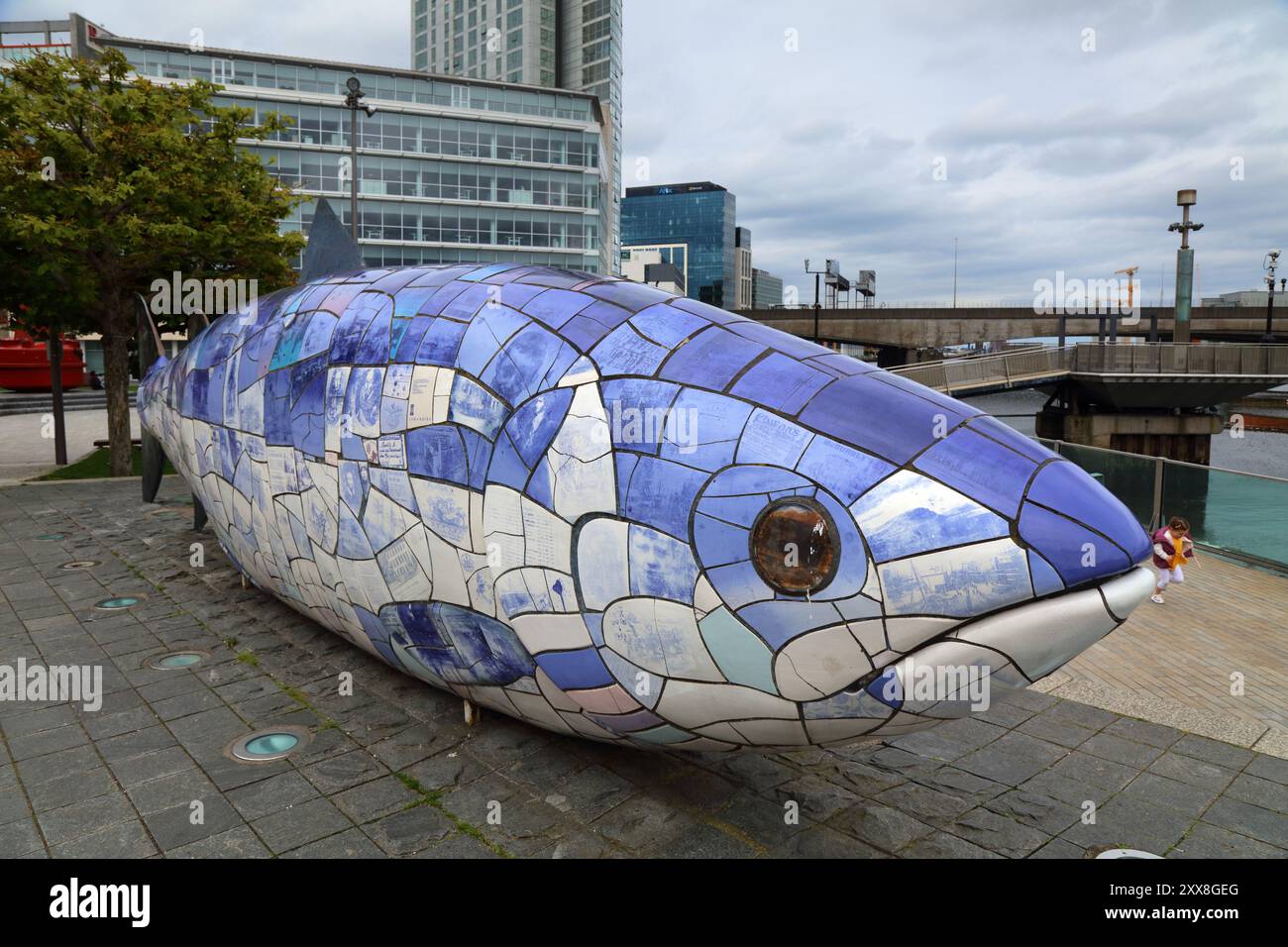 BELFAST, Regno Unito - 22 GIUGNO 2024: La scultura in ceramica Big Fish nello spazio pubblico di Donegall Quay a Belfast, Irlanda del Nord. Foto Stock
