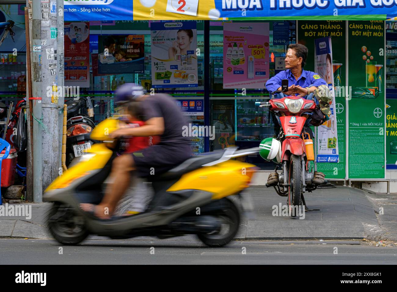 Vietnam, ho chi Minh City, traffico, autista di moto per la consegna Foto Stock