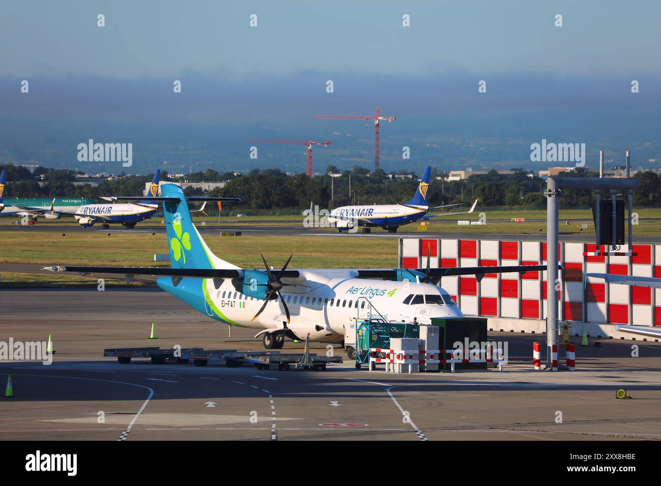 DUBLINO, IRLANDA - 8 LUGLIO 2024: Aeromobili regionali Aer Lingus con aerei low cost Ryanair in background presso l'aeroporto di Dublino, Irlanda. Foto Stock