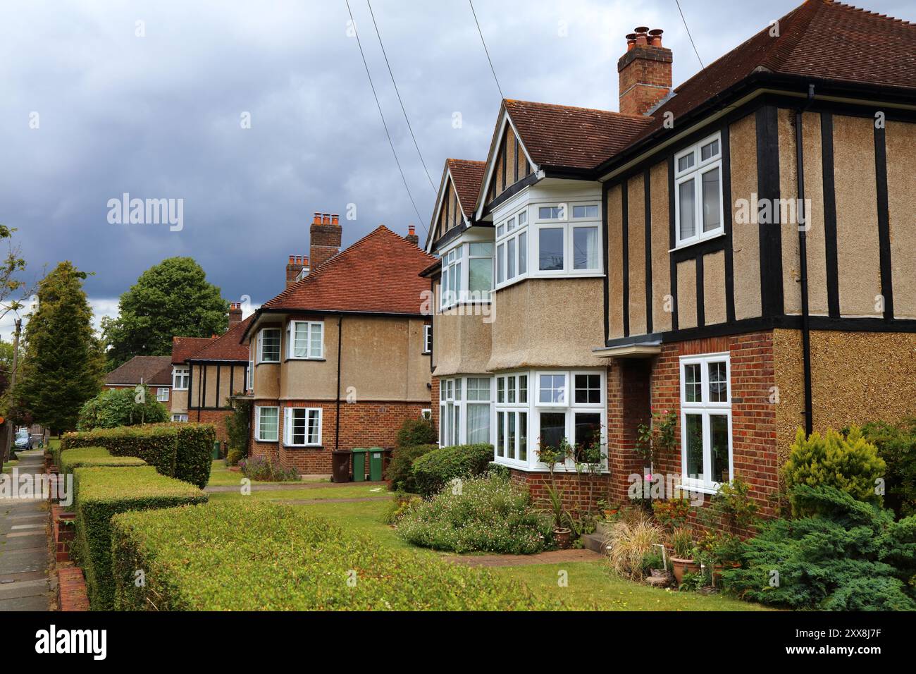 Sutton in London Borough of Sutton in South London, Regno Unito. Area protetta di Grove Avenue con famose ville moderniste. Foto Stock