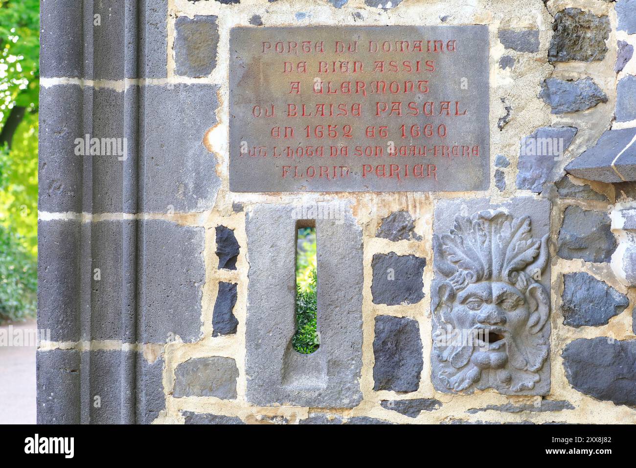 Francia, Puy de Dome, Clermont Ferrand, giardino Lecoq, resti della porta d'ingresso al Château de Bien-Assis a Clermont Ferrand, frequentato da Blaise Pascal e qui riassemblato nel 1915 Foto Stock