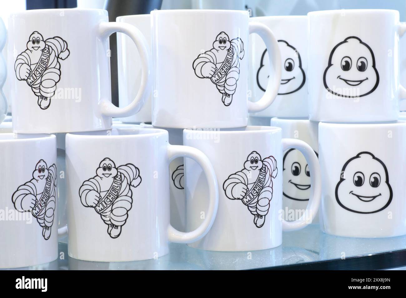 Francia, Puy de Dome, Clermont Ferrand, l'Aventure Michelin, negozio di souvenir con tazze Michelin Man Foto Stock