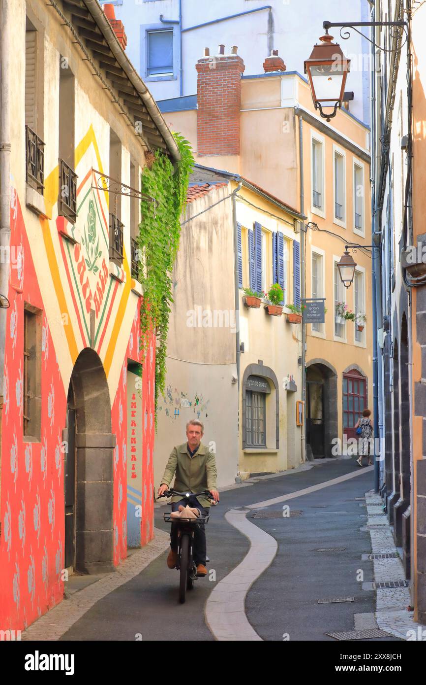 Francia, Puy de Dome, Clermont Ferrand, centro città, rue l'Abbé Girard, strada pedonale con arte di strada Foto Stock