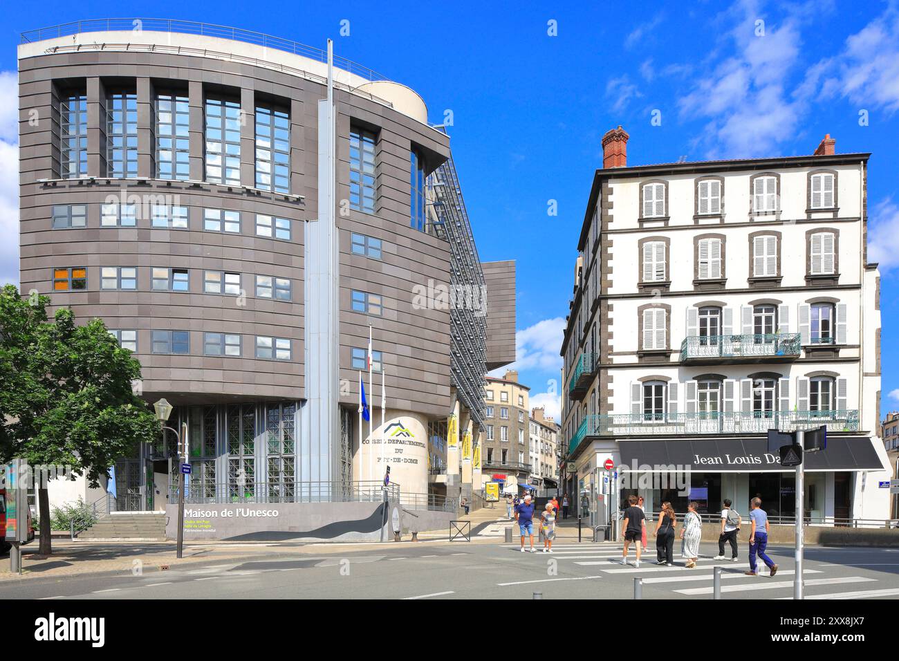 Francia, Puy de Dome, Clermont Ferrand, autobus su Boulevard Desaix con l'Hôtel du Département sulla sinistra (Maison de l'UNESCO Chaîne des Puys - faille de Limagne) Foto Stock