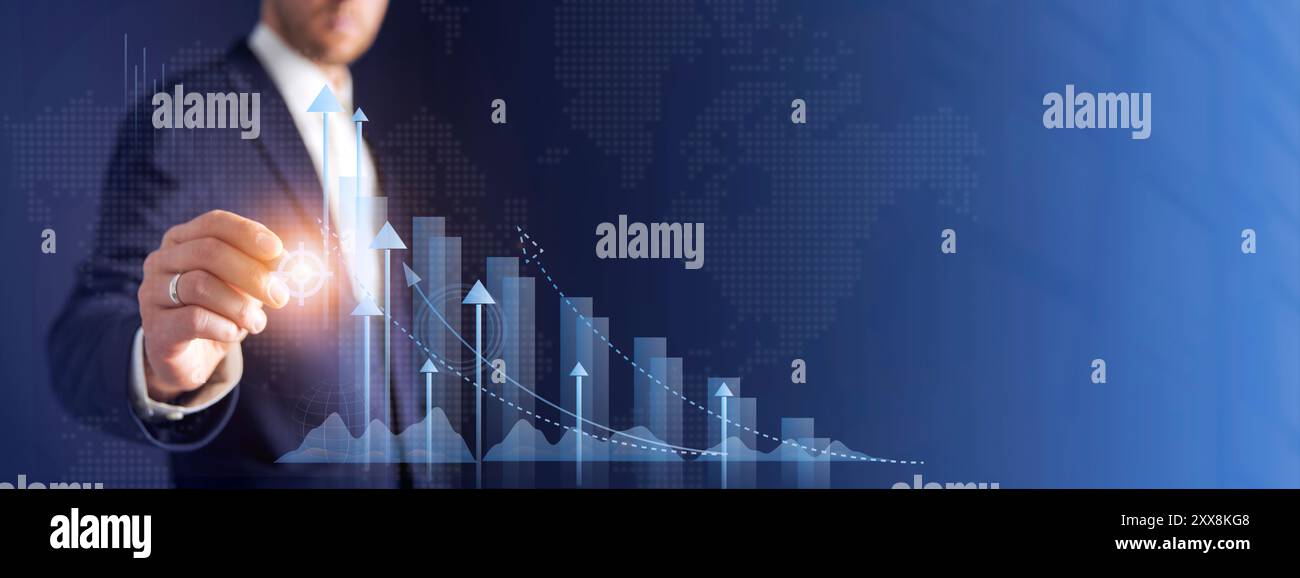 Un uomo d'affari sta su uno sfondo blu e preme un ologramma con una penna. Un ologramma che raffigura un grafico di crescita luminoso rappresenta i temi o Foto Stock