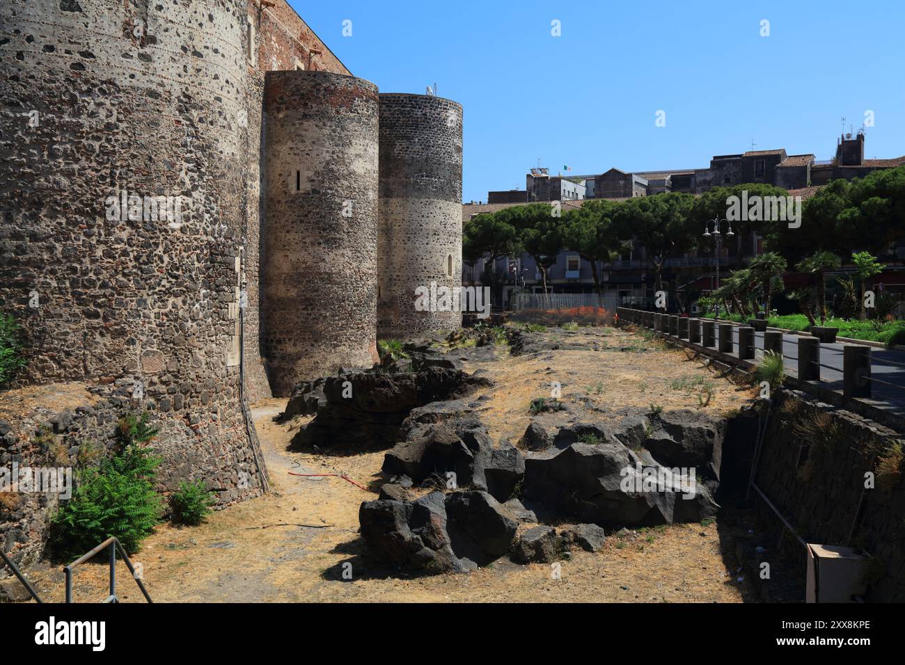 Punto di riferimento di Catania, Sicilia. Castello Ursino circondato da roccia lavica (Castello Ursino). Foto Stock