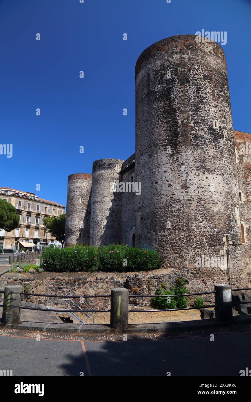 Punto di riferimento di Catania, Sicilia. Castello Ursino circondato da roccia lavica (Castello Ursino). Foto Stock