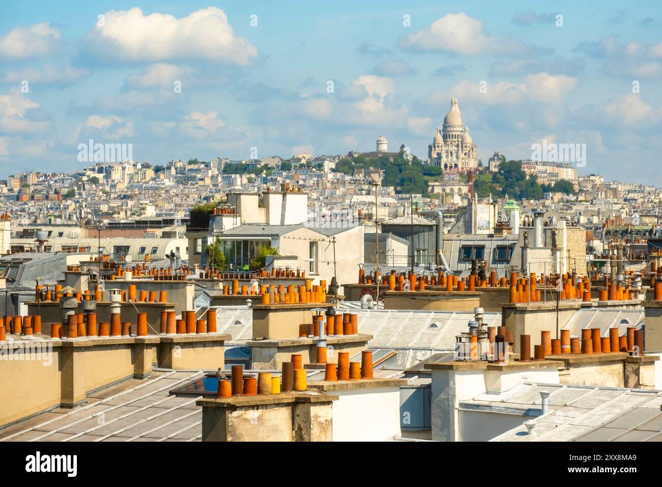 Francia, Parigi, vista dei tetti di Parigi e del Sacro cuore dal Tour Saint Jacques Foto Stock