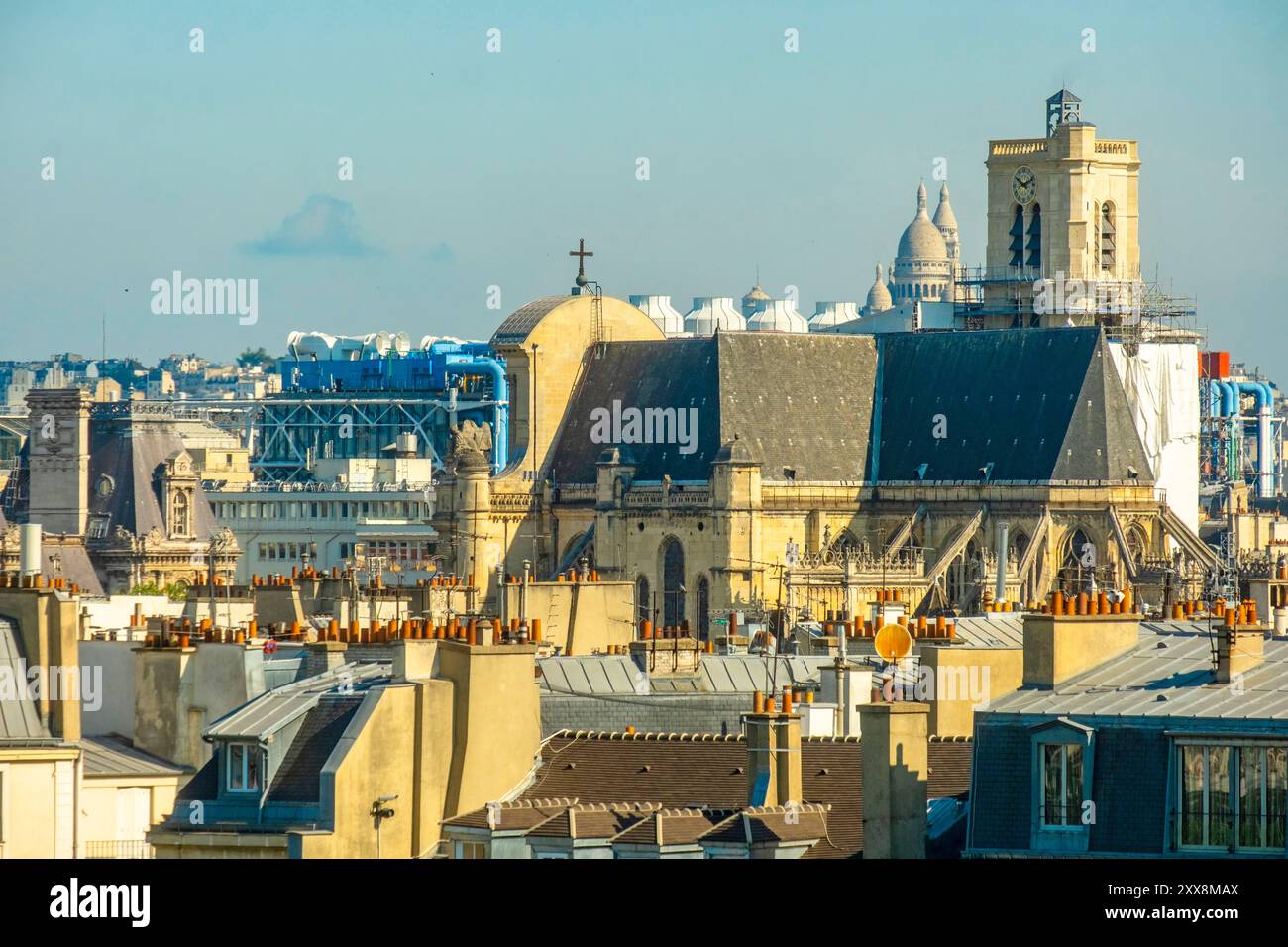 Francia, Parigi, vista sui tetti di Parigi e sulla chiesa di Saint Gervais Foto Stock