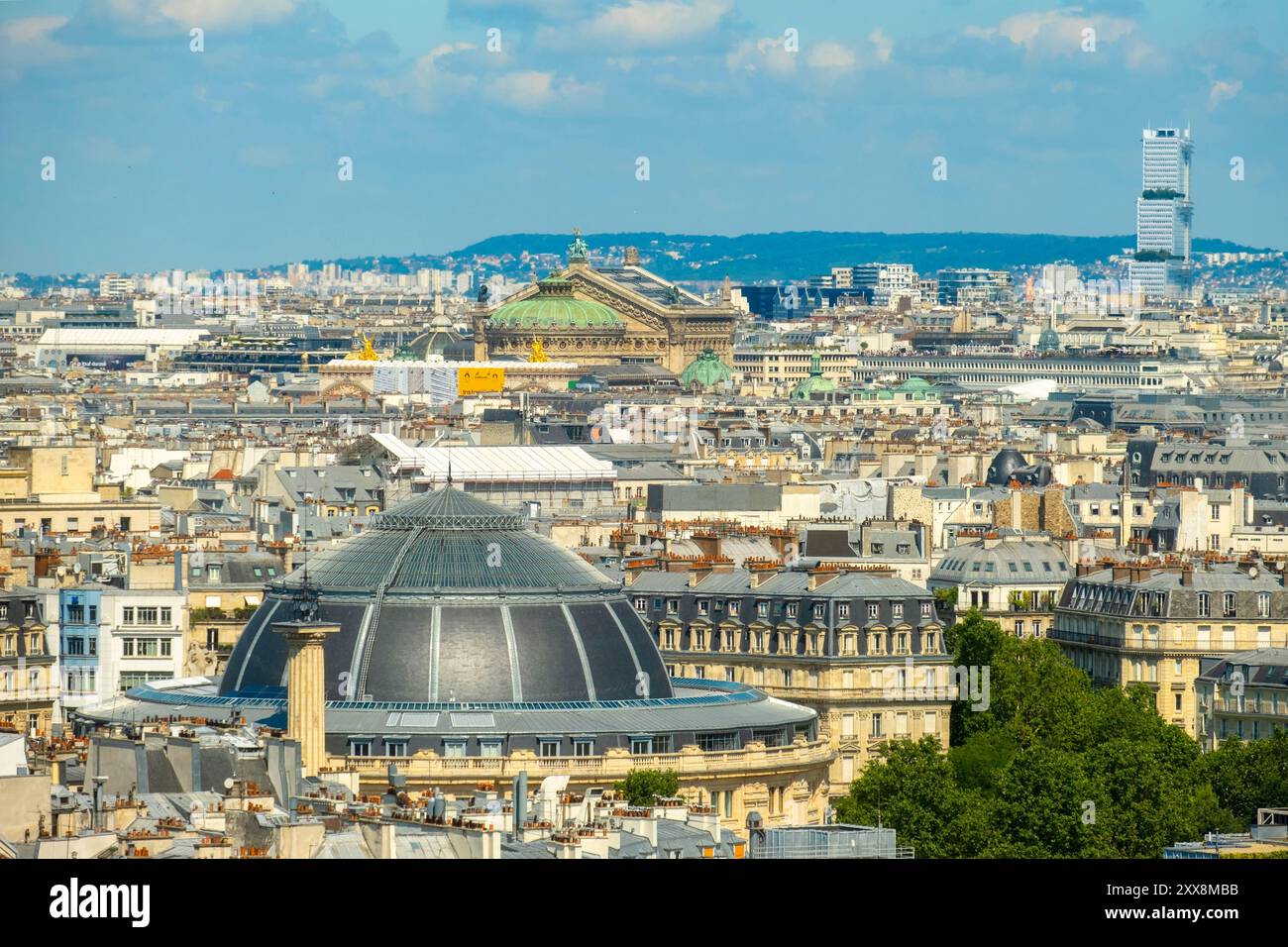 Francia, Parigi, vista sui tetti di Parigi, la Bourse du Commerce, l'Opera Garnier, il Tribunale di Parigi, dalla Torre Saint Jacques Foto Stock