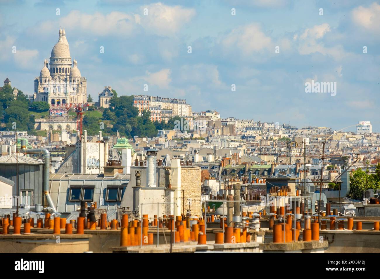 Francia, Parigi, vista dei tetti di Parigi e del Sacro cuore dal Tour Saint Jacques Foto Stock