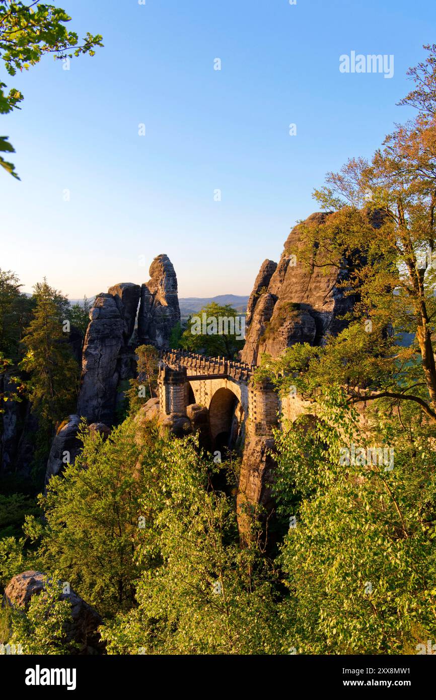 Germania, Sassonia, Sassonia svizzera, parco nazionale della Sassonia svizzera, formazione di arenaria Bastei, Basteibrücke (ponte Bastei) Foto Stock