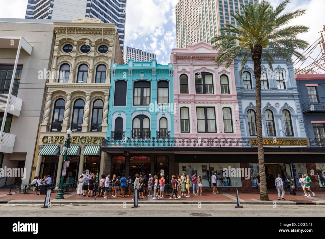 Stati Uniti, Louisiana, New Orleans, Canal Street, coda di fronte al Café Beignet la domenica mattina Foto Stock