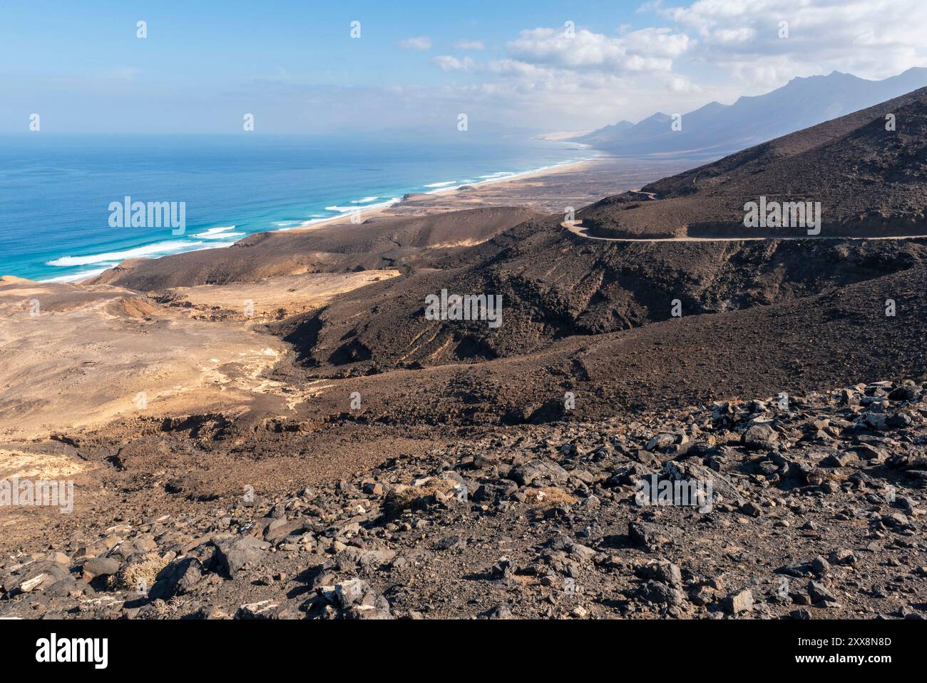 Spagna, Isole Canarie, Isola di Fuerteventura, Parco naturale di Jandia, pista che scende fino al villaggio e la spiaggia selvaggia di Cofete ai piedi dell'Arco de Cofete Foto Stock