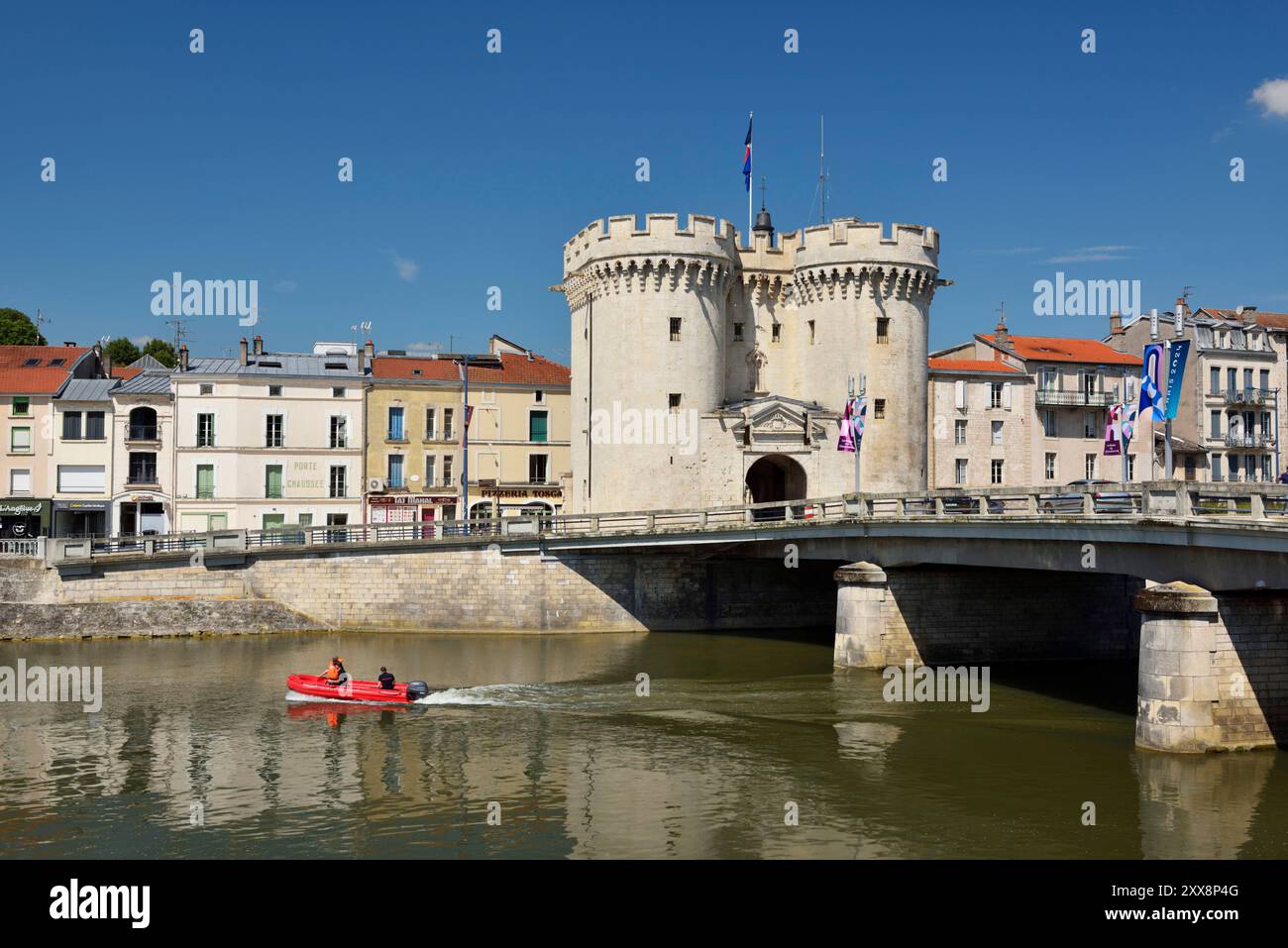 Francia, Meuse, Verdun, xv secolo Gateway, l'ingresso ufficiale della città sin dalla sua costruzione, torre difensiva del grande bastione che cingeva la città nel Medioevo visto dalla Place de la Nation Foto Stock