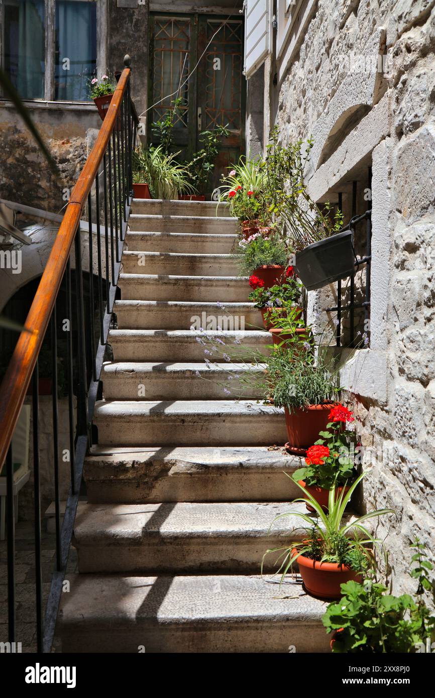 Strade della città vecchia di Traù in Croazia. Scale strette in Croazia. Foto Stock