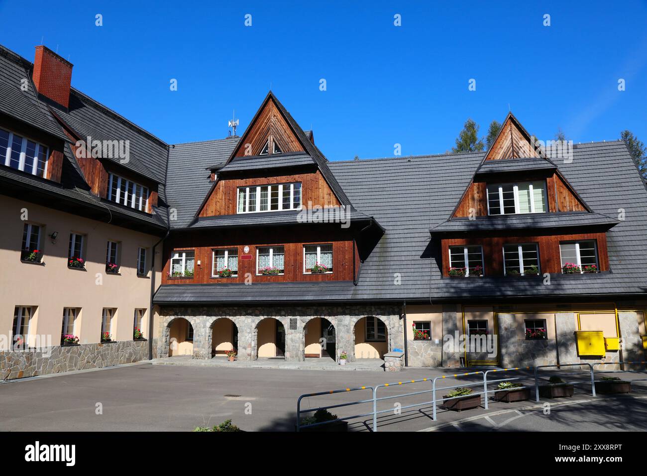 Architettura Zakopane in Polonia. Scuola elementare pubblica in tradizionale stile montano. Foto Stock