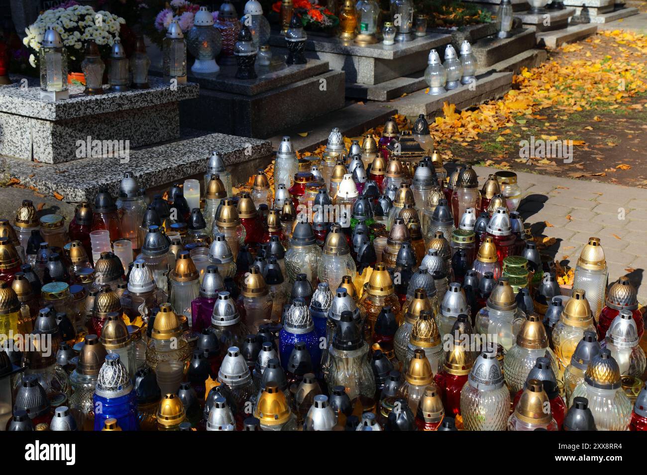 Cimitero in Polonia. Vista diurna delle candele znicz nel giorno di Ognissanti (Wszystkich Swietych in polacco). Foto Stock