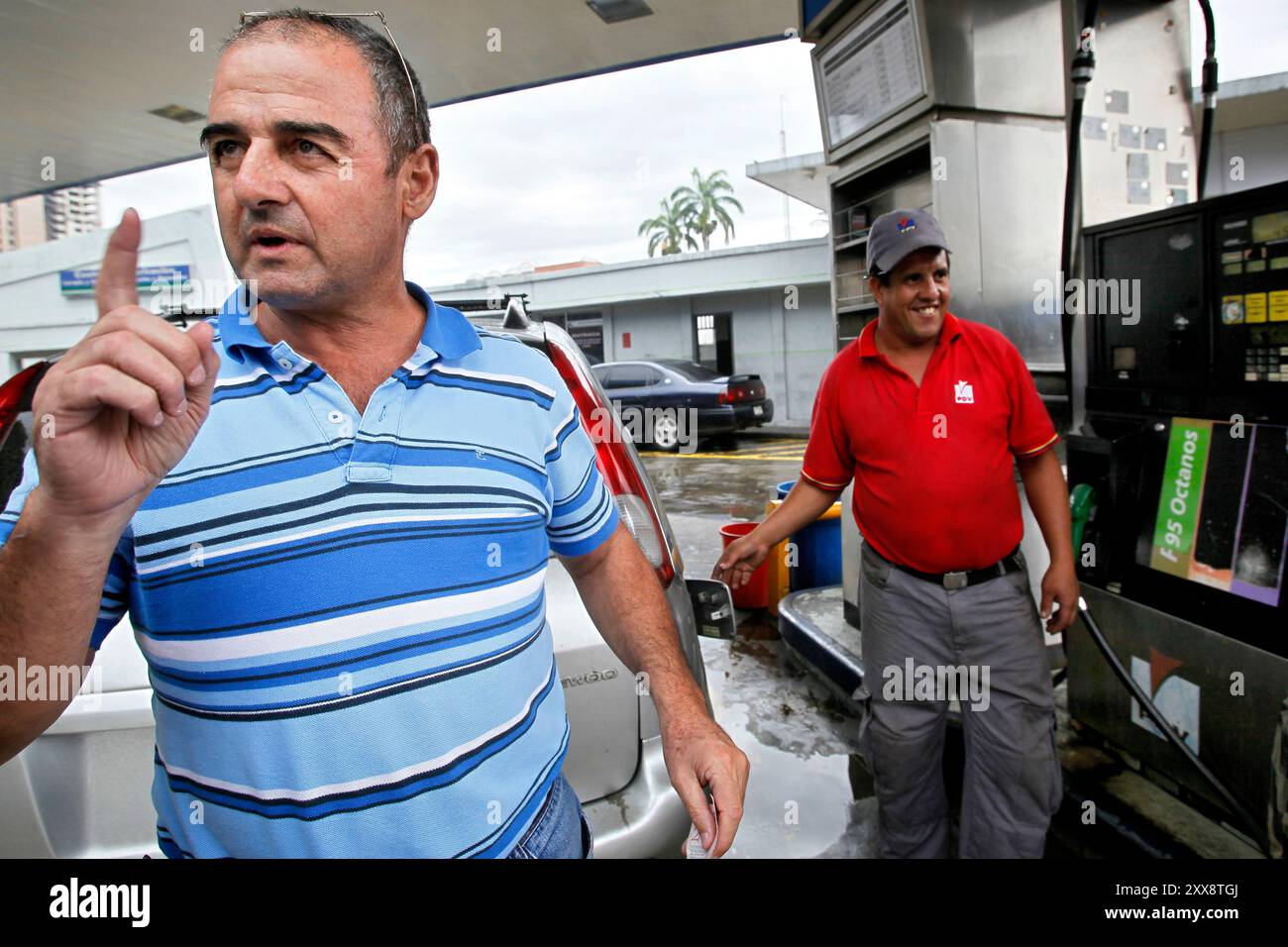 Reazioni contrastanti al gas fortemente sovvenzionato alle pompe in Venezuela. La società petrolifera nazionale PDVSA riempie un serbatoio per meno di un dollaro. Foto Stock