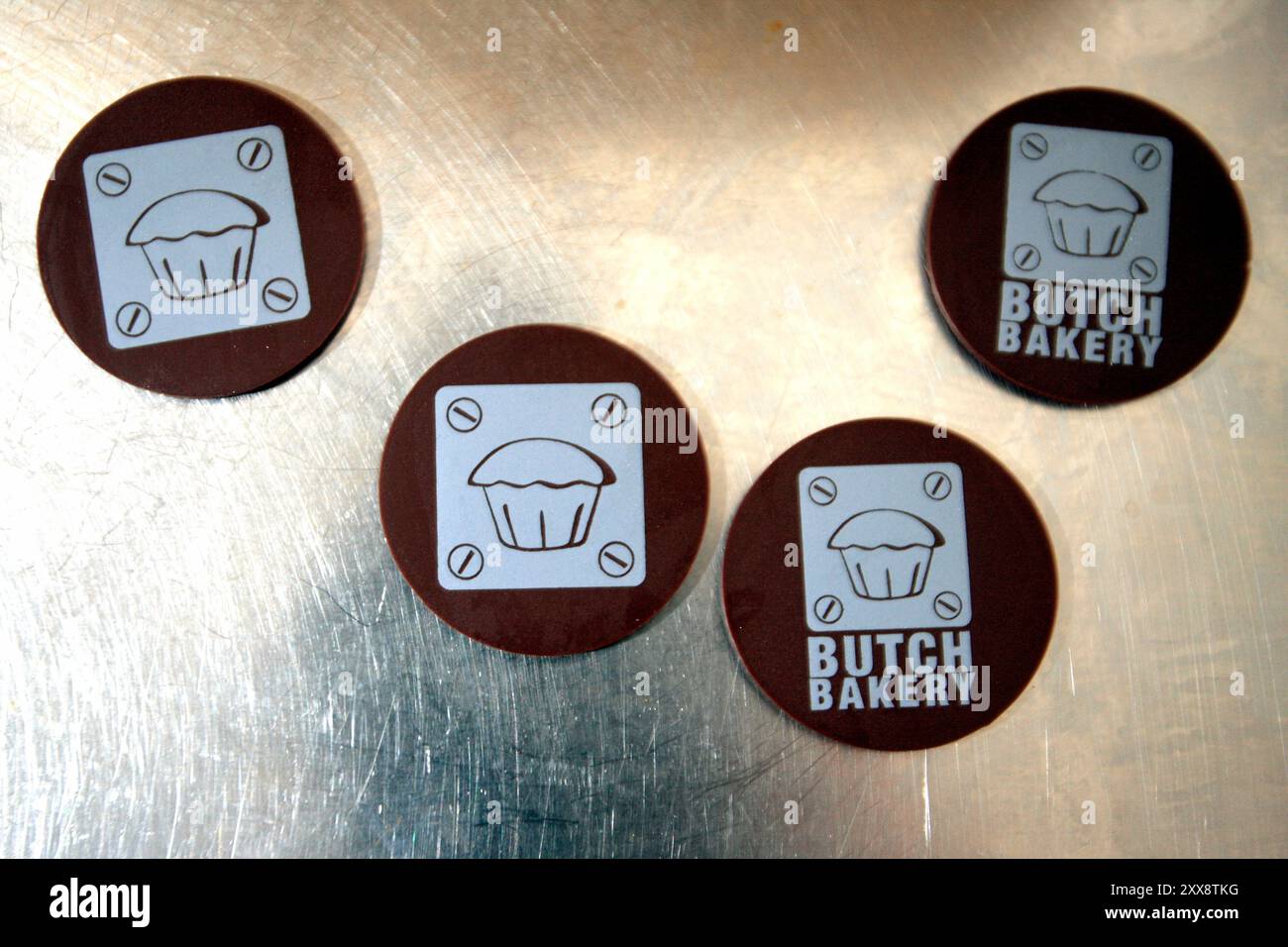 L'ex avvocato David Arrick ha iniziato a fare torte maschili sotto il nome di "Butch Bakery" dopo essere andato in rovina nella sua precedente carriera come avvocato per il settore bancario. Le torte da tazza, con sapore di birra, bacon, un tocco di whisky, vendono come torte calde. Foto Stock