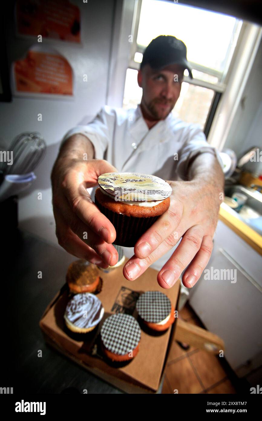 L'ex avvocato David Arrick ha iniziato a fare torte maschili sotto il nome di "Butch Bakery" dopo essere andato in rovina nella sua precedente carriera come avvocato per il settore bancario. Le torte da tazza, con sapore di birra, bacon, un tocco di whisky, vendono come torte calde. Foto Stock