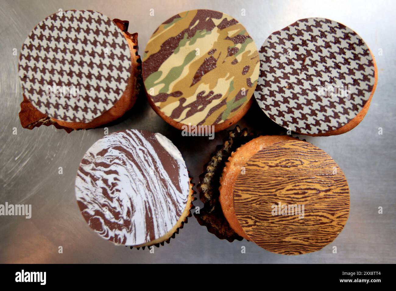 L'ex avvocato David Arrick ha iniziato a fare torte maschili sotto il nome di "Butch Bakery" dopo essere andato in rovina nella sua precedente carriera come avvocato per il settore bancario. Le torte da tazza, con sapore di birra, bacon, un tocco di whisky, vendono come torte calde. Foto Stock