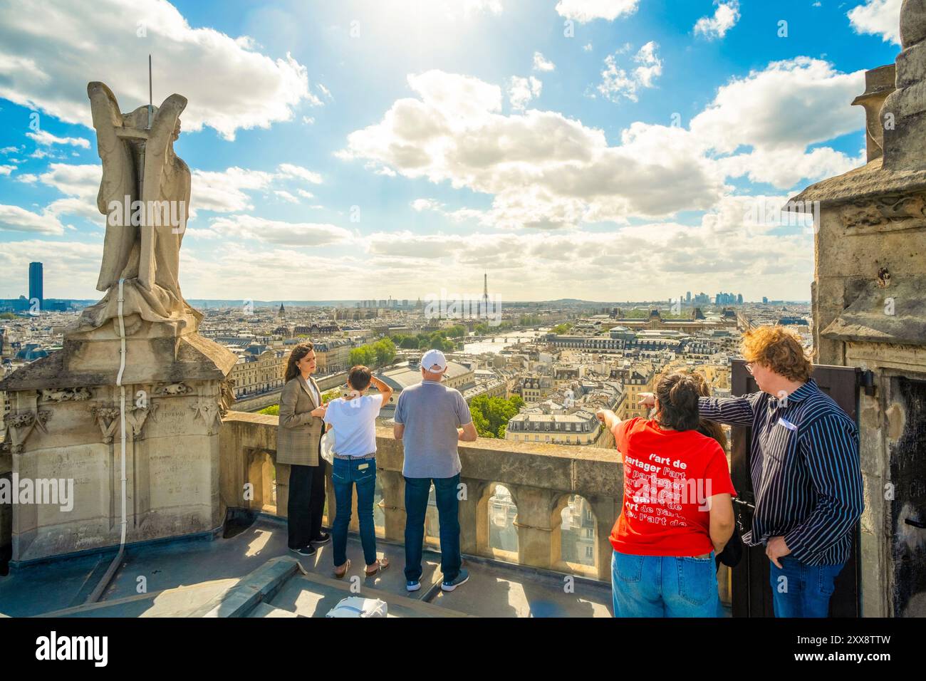 Francia, Parigi, quartiere Les Halles, vista generale dalla cima della Torre Saint Jacques con la Torre Eiffel Foto Stock