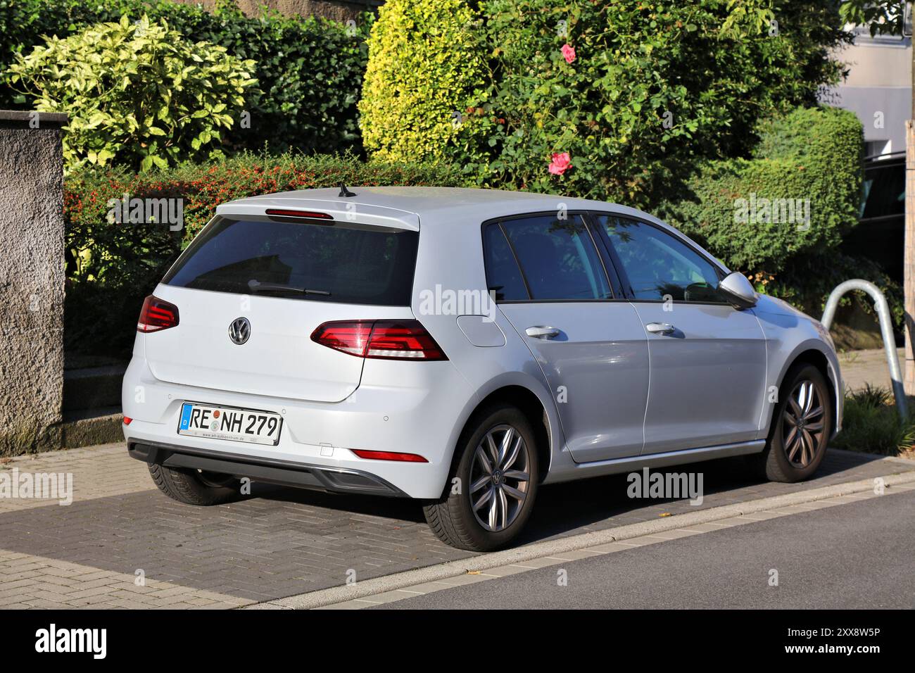 RECKLINGHAUSEN, GERMANIA - 20 SETTEMBRE 2020: Volkswagen Golf, auto compatta parcheggiata in Germania. C'erano 45,8 milioni di auto immatricolate in Germania (a partire da Foto Stock