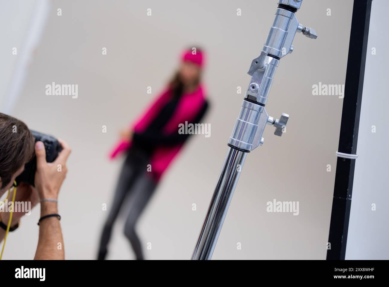 Duesseldorf, Germania. 23 agosto 2024. Michael Berger, fotografo e amministratore delegato di Beyond Studio, fotografa un modello. Crediti: Rolf Vennenbernd/dpa/Alamy Live News Foto Stock