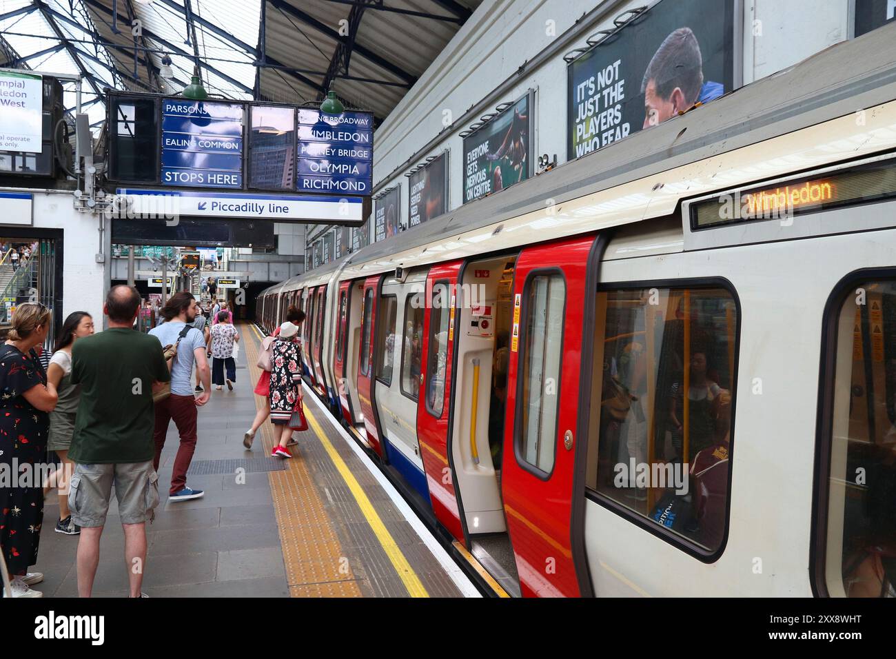 LONDRA, Regno Unito - 13 LUGLIO 2019: I passeggeri aspettano alla stazione della metropolitana di Londra Earl's Court. La metropolitana di Londra è l'undicesimo sistema metropolitano più trafficato al mondo Foto Stock