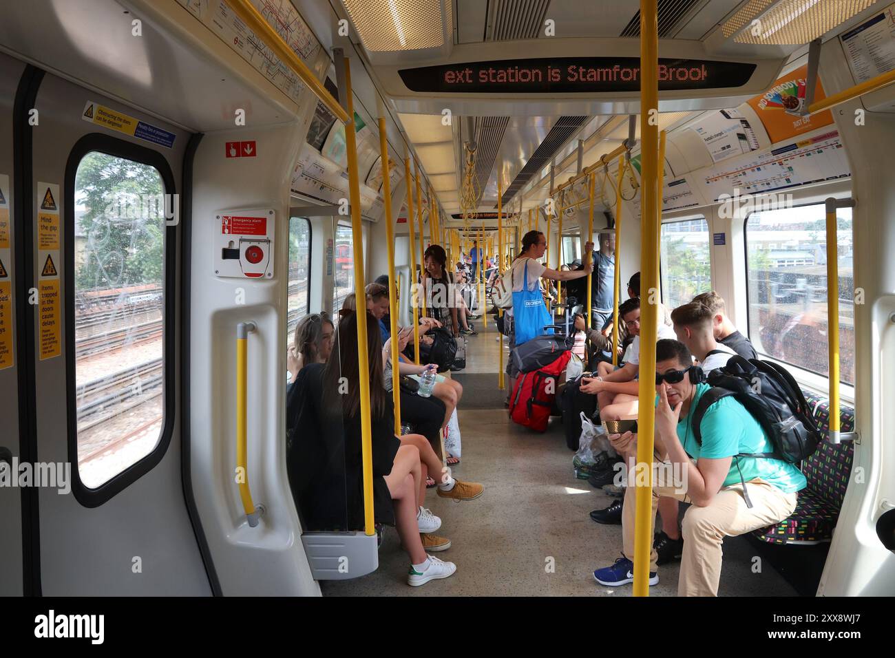 LONDRA, Regno Unito - 13 LUGLIO 2019: I passeggeri viaggiano sulla metropolitana di Londra sulla District Line. La metropolitana di Londra è l'undicesimo sistema metropolitano più trafficato al mondo Foto Stock