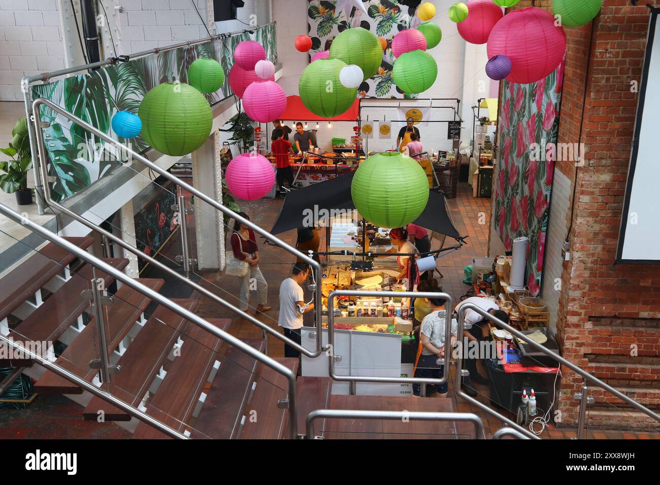 LONDRA, UK - 13 LUGLIO 2019: I venditori vendono cibo al mercato Boiler House di Brick Lane, Londra. Brick Lane è un popolare alternativa gastronomie e s Foto Stock