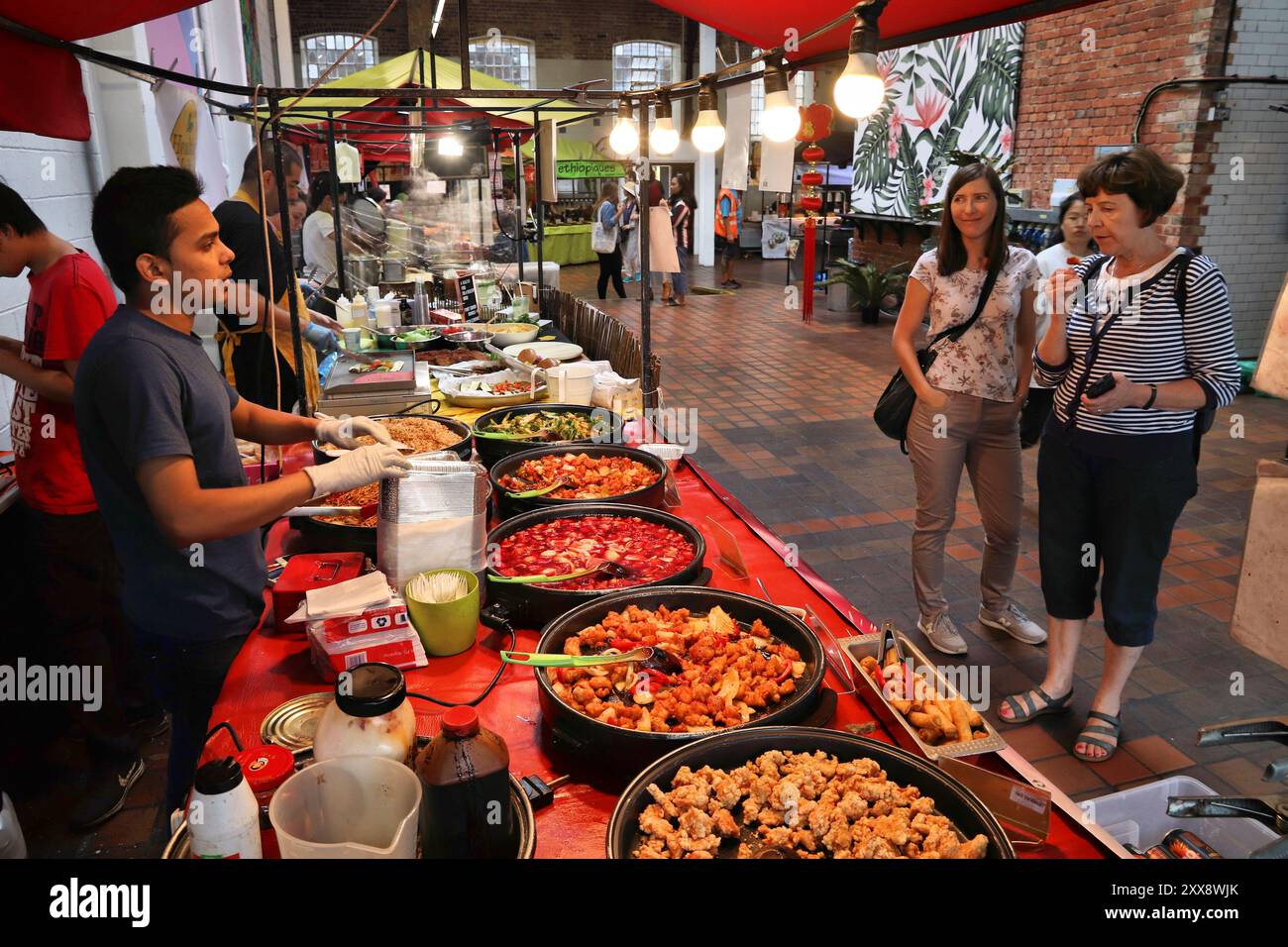 LONDRA, UK - 13 LUGLIO 2019: I venditori vendono cibo al mercato Boiler House di Brick Lane, Londra. Brick Lane è un popolare alternativa gastronomie e s Foto Stock