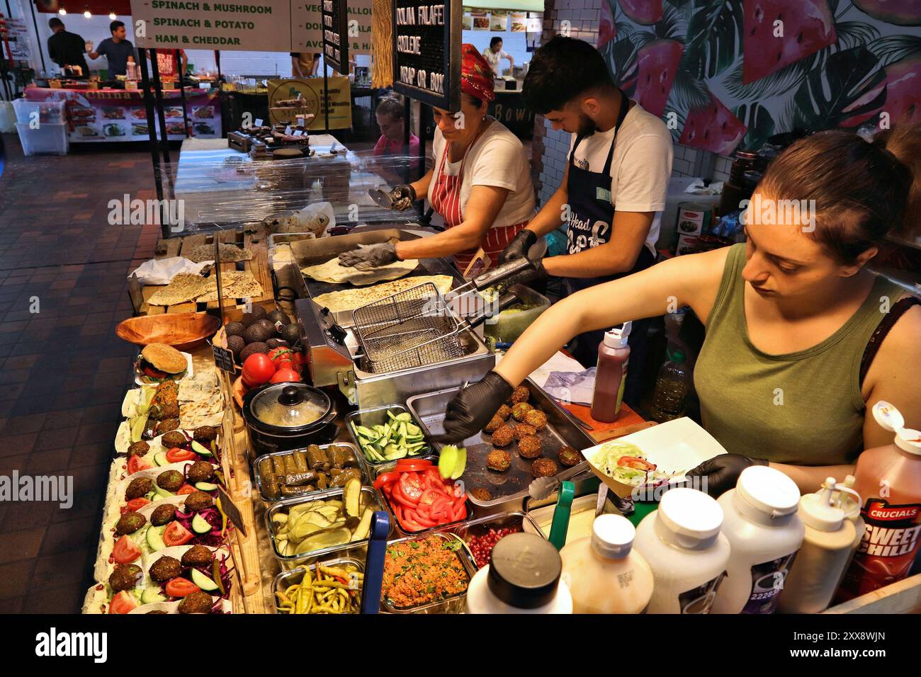 LONDRA, UK - 13 LUGLIO 2019: I venditori vendono cibo al mercato Boiler House di Brick Lane, Londra. Brick Lane è un popolare alternativa gastronomie e s Foto Stock