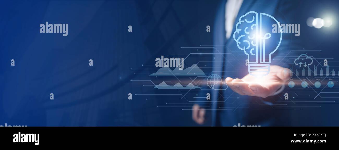 Un uomo d'affari estende la mano e appare un ologramma di una lampadina combinata con un cervello. Ciò simboleggia idee innovative e la crescita delle imprese, Foto Stock