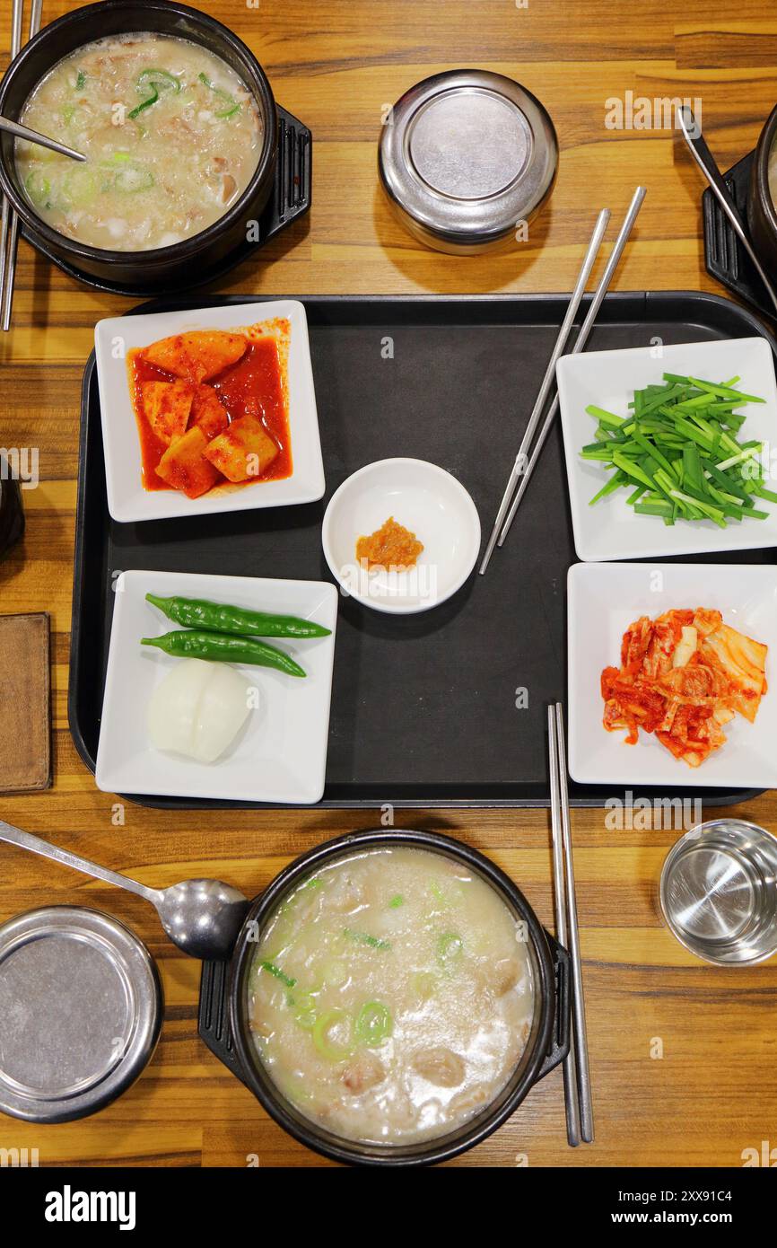 Zuppa di ossa di maiale Dwaeji gukbap a Busan, Corea del Sud. Piatto per cena coreano. Foto Stock