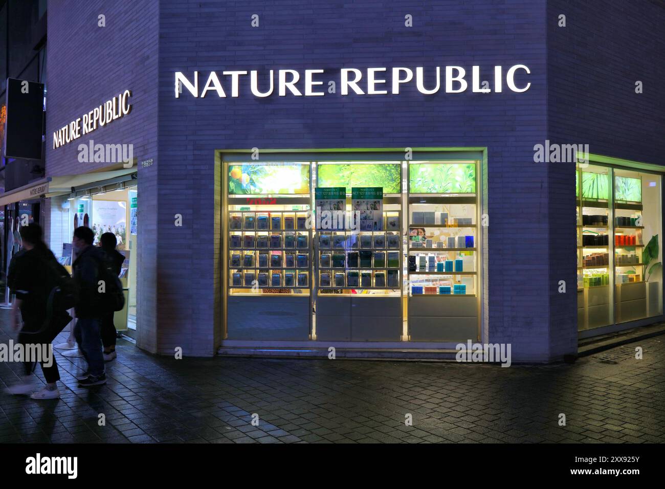 SEOUL, COREA DEL SUD - 5 APRILE 2023: La gente visita di notte il negozio di bellezza coreano Nature Republic nel quartiere dello shopping di Myeongdong a Seoul. Foto Stock