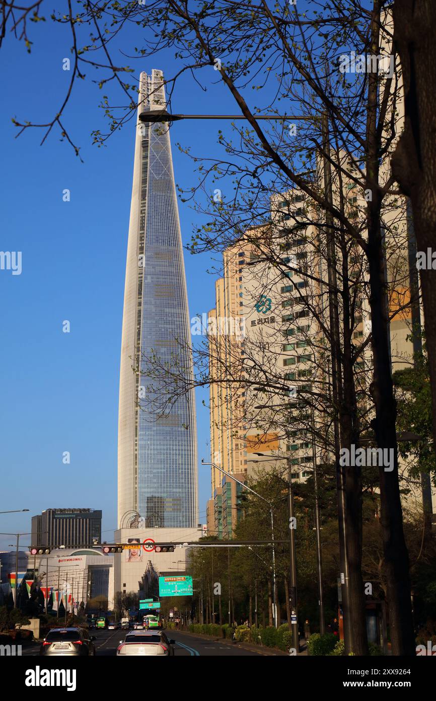 SEOUL, COREA DEL SUD - 7 APRILE 2023: Grattacielo Lotte World Tower nel quartiere Sincheon di Seoul. Foto Stock SEOUL, COREA DEL SUD - 7 APRILE 2023: Grattacielo Lotte World Tower nel quartiere Sincheon di Seoul. Foto Stock