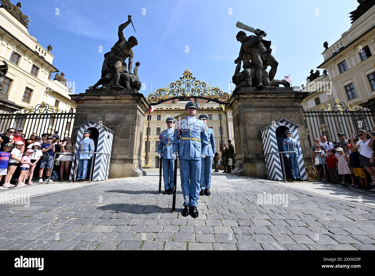 Praga, Repubblica Ceca. 23 agosto 2024. Il cambio cerimoniale della Guardia del Castello di Praga di fronte al Giants' Gate (Wrestling Titans), che fu chiuso per diverse settimane per la ricostruzione degli elementi di sicurezza, il 23 agosto 2024, al Castello di Praga, Repubblica Ceca. Crediti: Katerina Sulova/CTK Photo/Alamy Live News Foto Stock