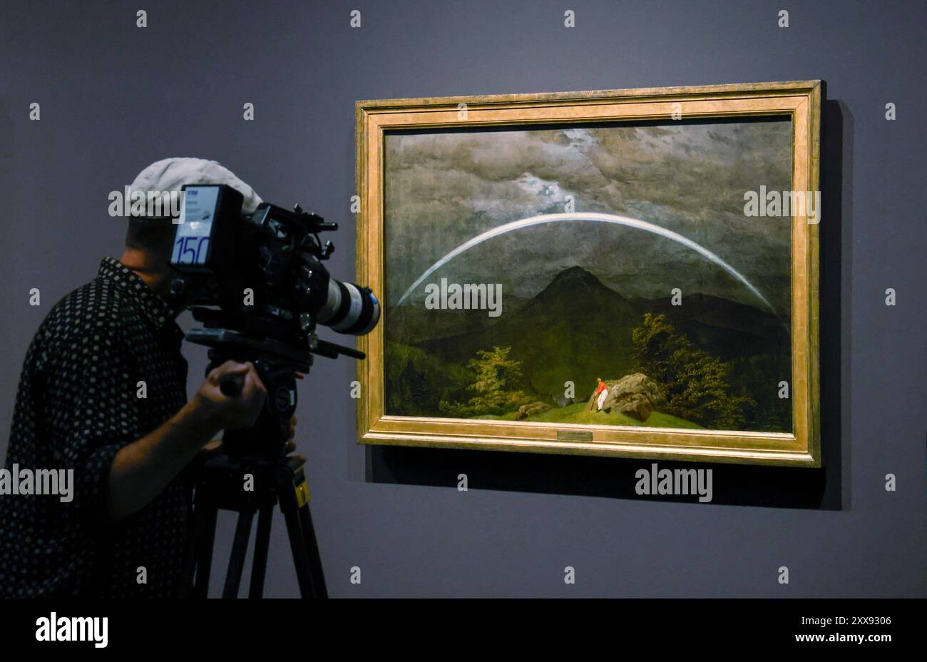 Museo Jubilaeumsschau zu Caspar David Friedrich im Albertinum di Dresda. Foto vom 23.08.2024: DAS Gemaelde Gebirgslandschaft mit Regenbogen 180910 im Albertinum Wenige Tage vor dem 250. Geburtstag von Caspar David Friedrich 1774-1840 oeffnen die Staatlichen Kunstsammlungen Dresden SKD am Samstag eine Ausstellung mit zahlreichen Werken des Malers. Im Dresdner Albertinum sind 47 Gemaelde des Kuenstlers der deutschen Romantik zu sehen. Im Kupferstich-Kabinett wird das zeichnerische Werk mit mehr als 160 Arbeiten vorgestellt. Die zweiteilige Ausstellung steht unter dem Titel Caspar David Friedri Foto Stock