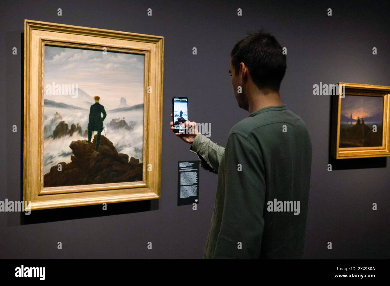 Museo Jubilaeumsschau zu Caspar David Friedrich im Albertinum di Dresda. Foto vom 23.08.2024: DAS Gemaelde Der Wanderer ueber dem Nebelmeer 1818 im Albertinum Wenige Tage vor dem 250. Geburtstag von Caspar David Friedrich 1774-1840 oeffnen die Staatlichen Kunstsammlungen Dresden SKD am Samstag eine Ausstellung mit zahlreichen Werken des Malers. Im Dresdner Albertinum sind 47 Gemaelde des Kuenstlers der deutschen Romantik zu sehen. Im Kupferstich-Kabinett wird das zeichnerische Werk mit mehr als 160 Arbeiten vorgestellt. Die zweiteilige Ausstellung steht unter dem Titel Caspar David Friedrich Foto Stock
